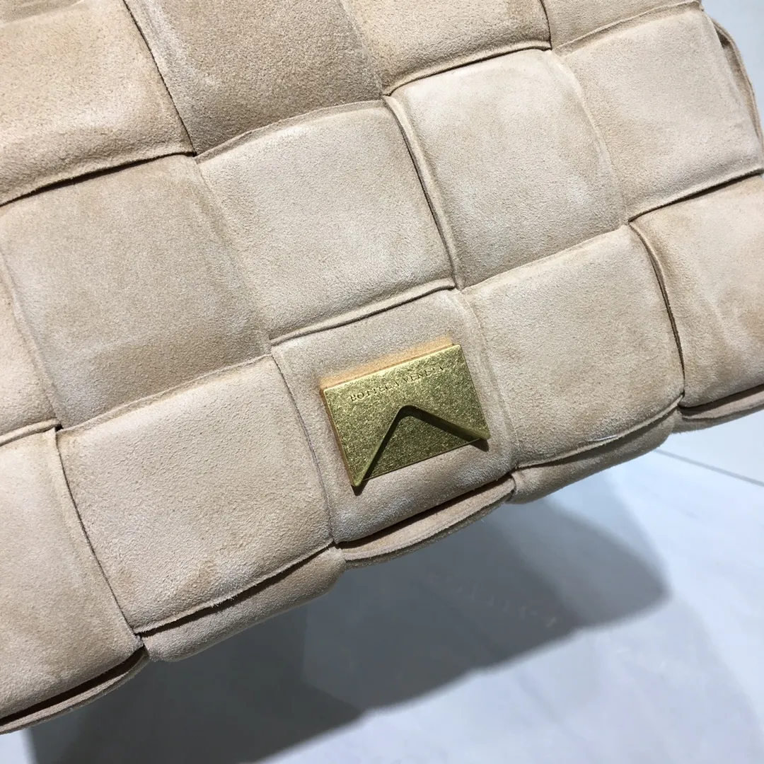 The Veneta Cassette pillow bag is made of soft frosted calfskin + aged matte gold buckle, very very fashionable! ! The leather feels super comfortable to the touch, and it has adjustable spaghetti straps with a signature triangle buckle. Size:26cm*18cm*8cm